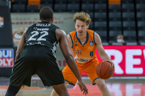 篮下形成威 篮下形成威